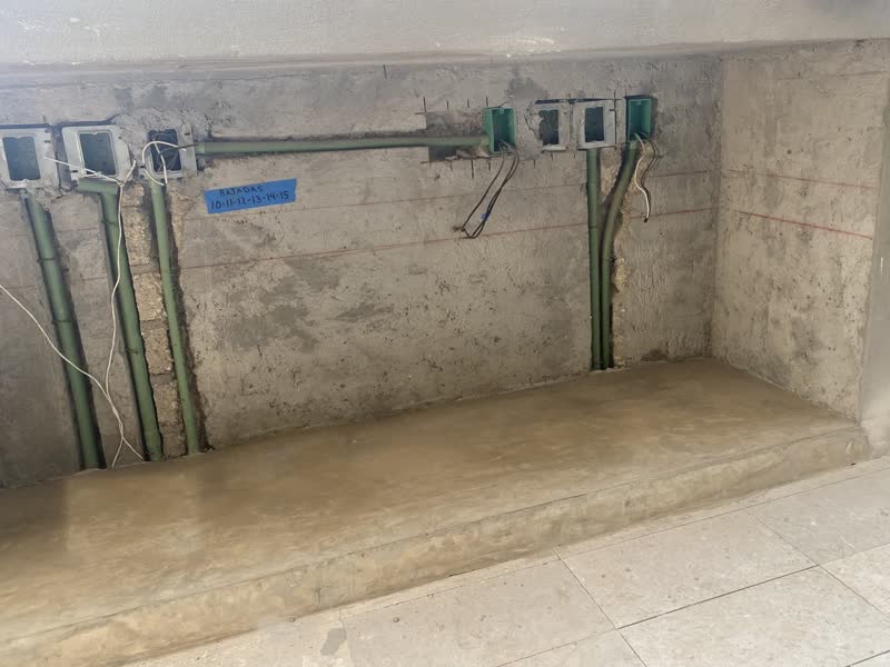 Salidas eléctricas y ductos en muro antes del acabado