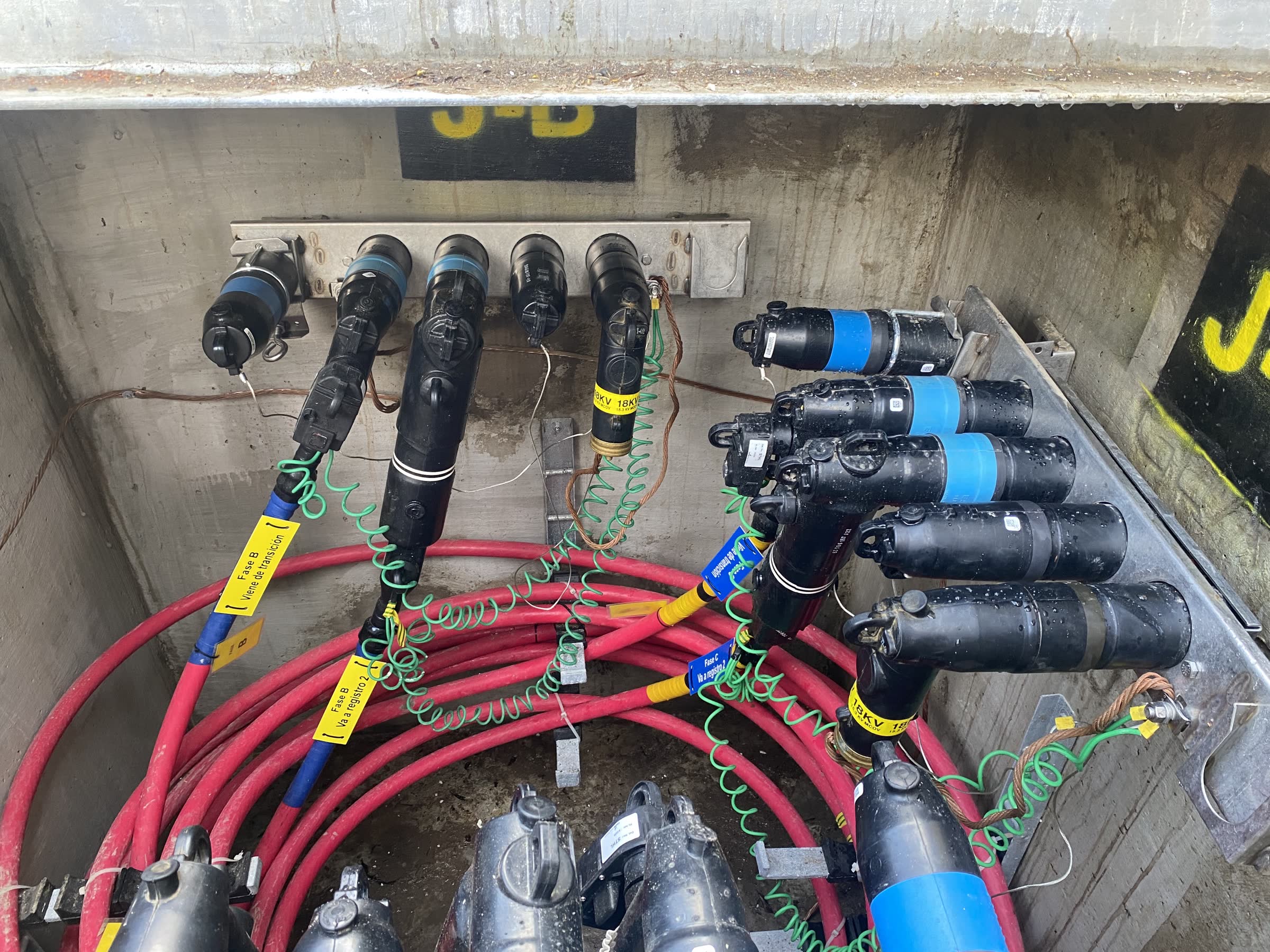 Registro de media tensión con conectores y cable de 15 kV identificados por fase